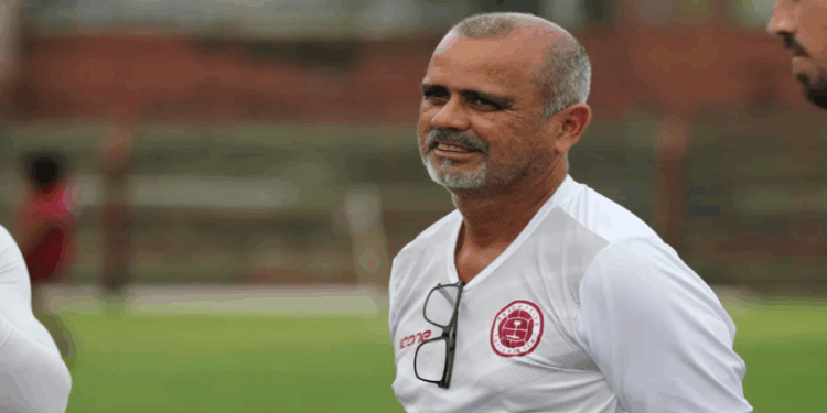 Desportiva Ferroviária demite o técnico Antônio Carlos Roy
