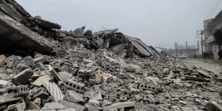 Turquia registra segundo forte terremoto; número de mortos passa de 1,5 mil