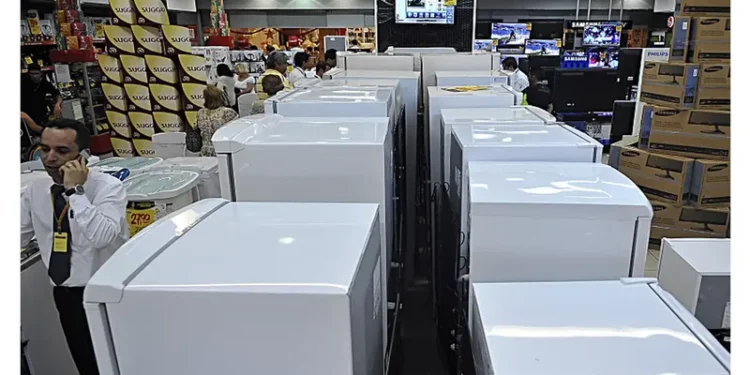 Vendas no comércio caem 0,4% de outubro para novembro, diz IBGE