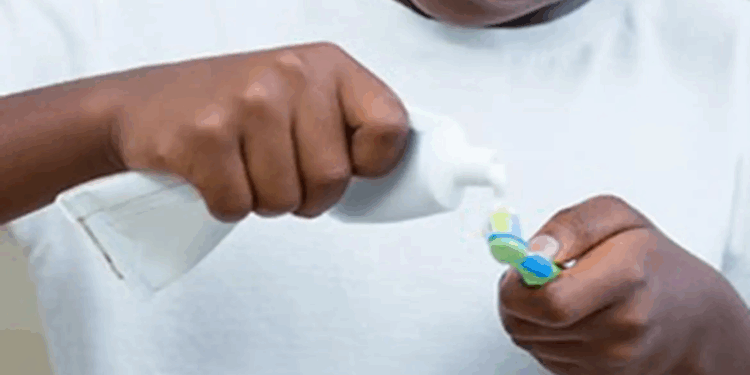 Anvisa suspende creme dental da Colgate após relatos de reações