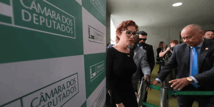 Hugo Motta diz que providências sobre Zambelli já estão sendo tomadas