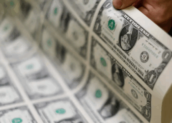 Dólar cai para R$ 5,81 em dia de trégua com moedas emergentes