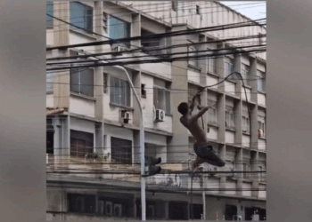 Homem se pendura em cabos para furtar fios em Vitória