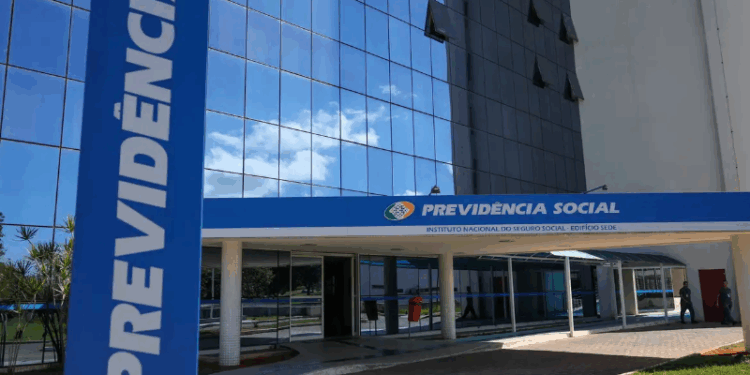 INSS: Senado aprova bônus para servidor acelerar análise de benefícios
