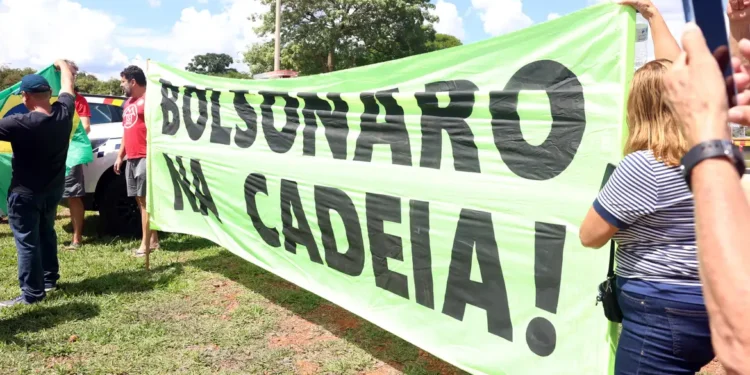 Saiba os crimes cometidos por Bolsonaro e 6 aliados na trama golpista