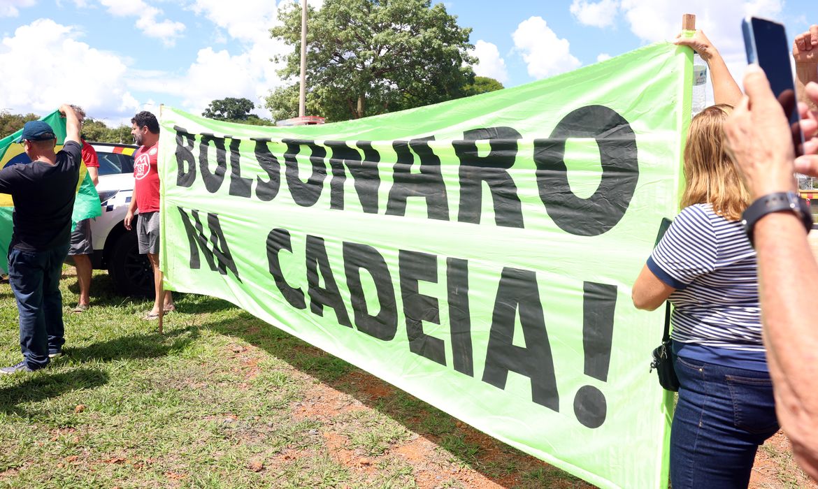 Brasília (DF), 22/11/2025 - Manifestação em frente a sede da Polícia Federal após a prisão do ex-presidente Jair Bolsonaro. Foto: Valter Campanato/Agência Brasil