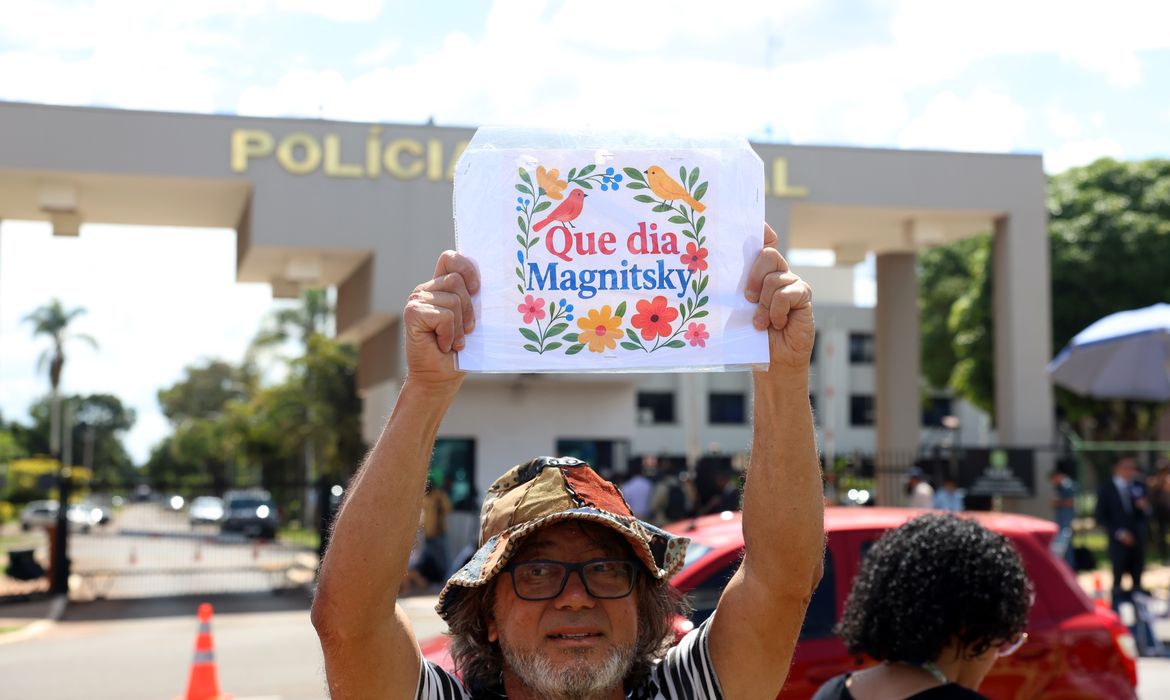 Brasília (DF), 22/11/2025 - Manifestação em frente a sede da Polícia Federal após a prisão do ex-presidente Jair Bolsonaro. Foto: Valter Campanato/Agência Brasil