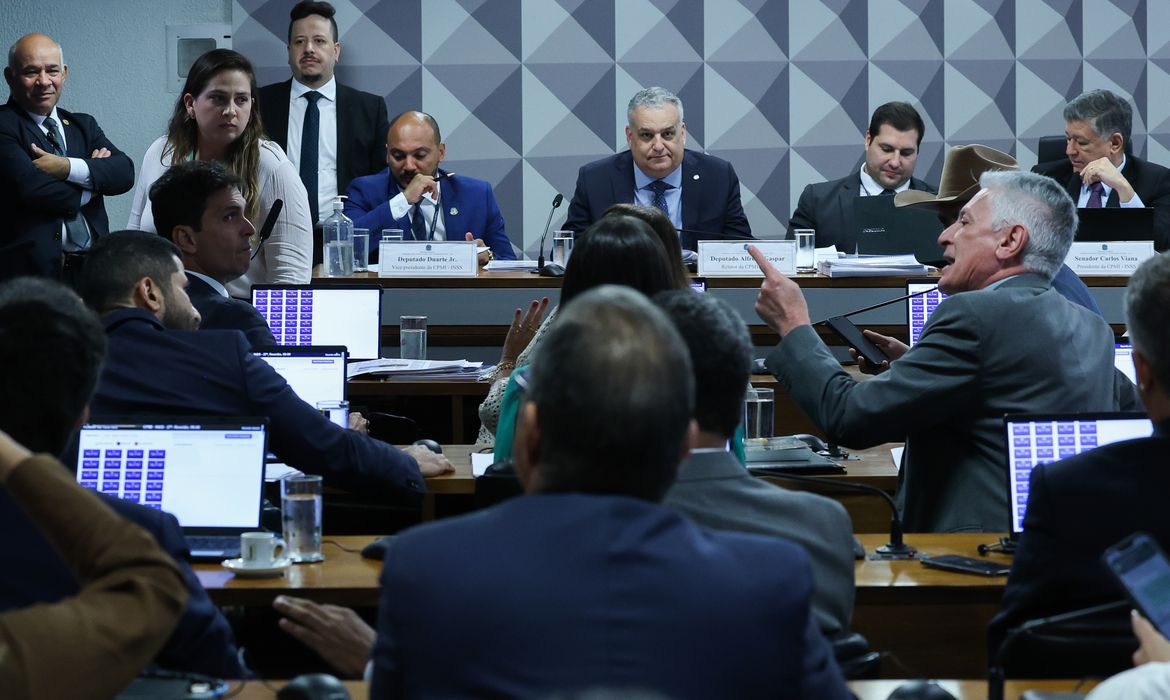 Brasília - 27/11/2025 - Reunião da Comissão Parlamentar Mista de Inquérito (CPMI) do INSS para ouvir o contador Mauro Palombo Concílio. Ele é responsável pela contabilidade de diversas empresas que, segundo a CPMI. Foto: Lula Marques/Agência Brasil