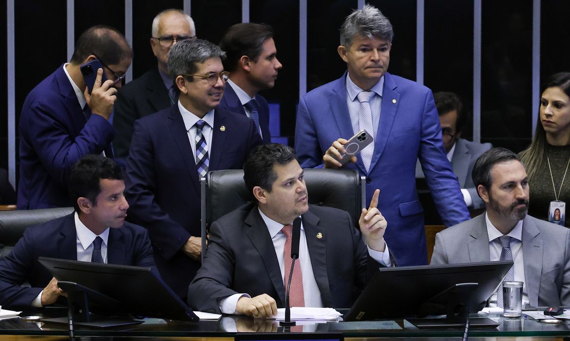 Lula Marques/Agência Brasil. Brasília 27/11/2025 - Sessão do Congresso Nacional durante sessão plenária semipresencial para análise de vetos presidenciais. Presidentes, Hugo Motta e Davi alcolumbre. Foto Lula Marques/Agência Brasil