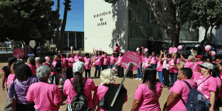 Câncer de mama: manifestação cobra acesso a tratamento aprovado no SUS