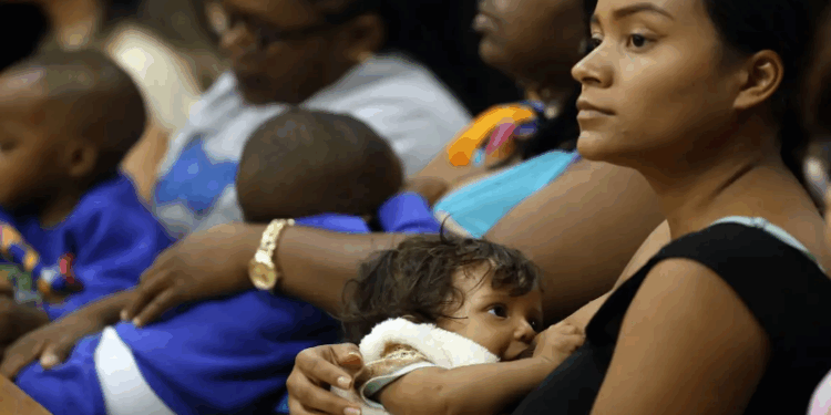 Mães vacinadas contra covid protegem bebês com aleitamento exclusivo