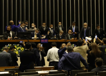 Alcolumbre e Motta pedem diálogo e respeito após ocupação de plenários