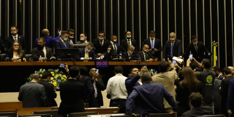 Alcolumbre e Motta pedem diálogo e respeito após ocupação de plenários