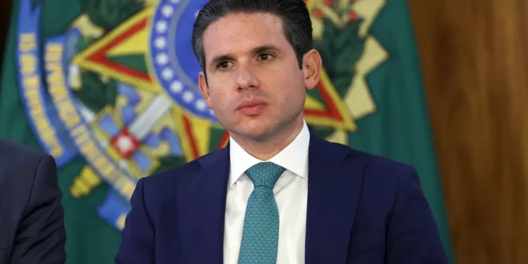 Com fuga de Ramagem, Motta proíbe deputados de votarem do exterior