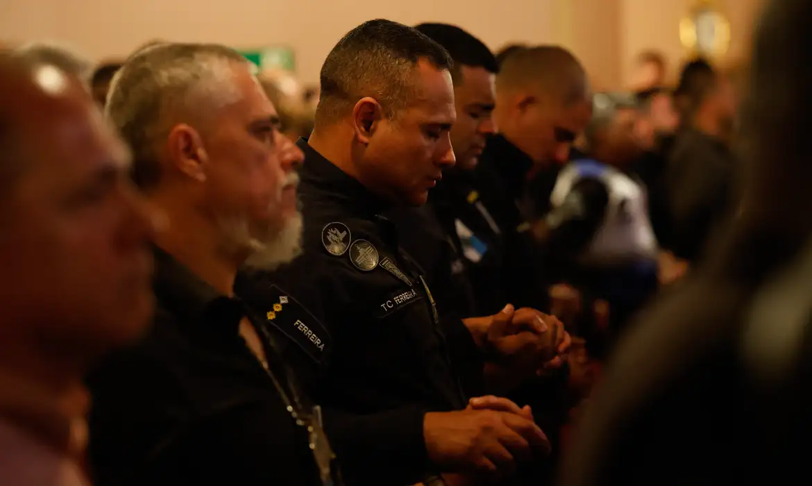 Rio de Janeiro (RJ), 06/11/2025 – Missa de sétimo dia em homenagem aos policiais civis e militares mortos na Operação Contenção, no Theatro Municipal. Foto: Fernando Frazão/Agência Brasil