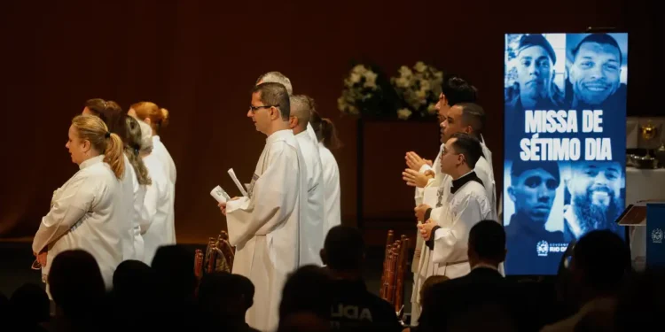 Missa de 7º dia homenageia policiais mortos em operação no Rio