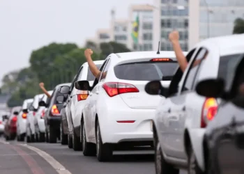 Motoristas de aplicativo caíram no “conto do vigário”, diz Sakamoto