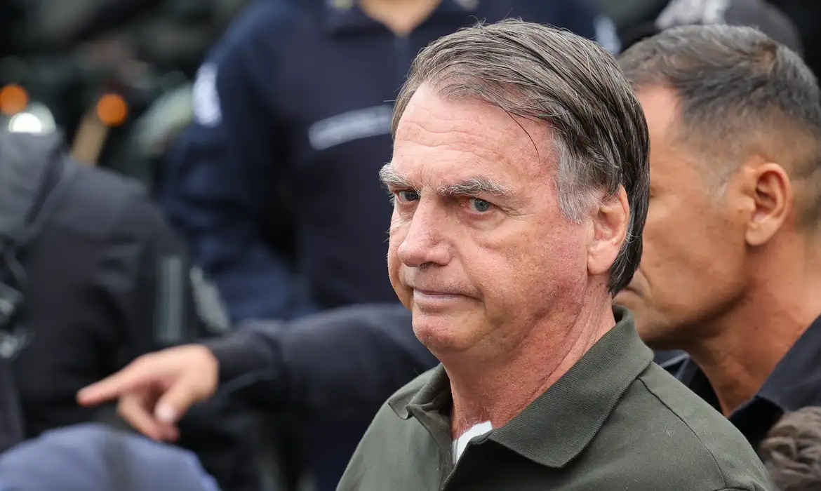 Brasília (DF) 14/09/2025 O ex-presidente Jair Bolsonaro, acompanhado de seu filho, Jair Renan, deixa hospital sob forte esquema de segurança, após passar por procedimentos.  Foto: Fabio Rodrigues-Pozzebom/ Agência Brasil