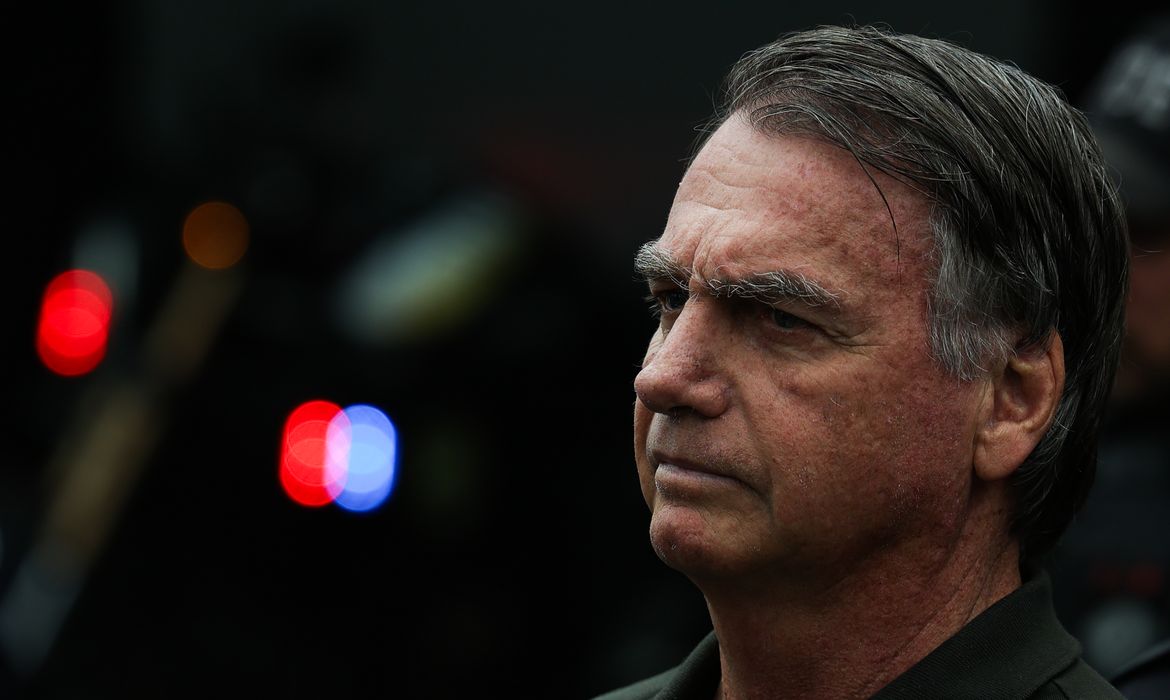 Fabio Rodrigues-Pozzebom/ Agência Brasil Brasília (DF) 14/09/2025 O ex-presidente Jair Bolsonaro, acompanhado de seu filho, Jair Renan, deixa hospital sob forte esquema de segurança, após passar por procedimentos. Foto: Fabio Rodrigues-Pozzebom/ Agência Brasil