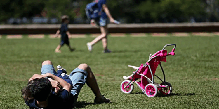 Pediatras pedem aprovação de lei com licença-paternidade de 1 mês