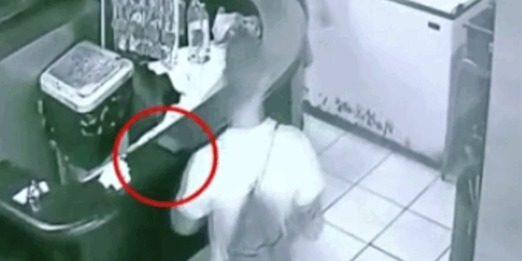 Homem pede emprego e furta celular de dono de churrascaria