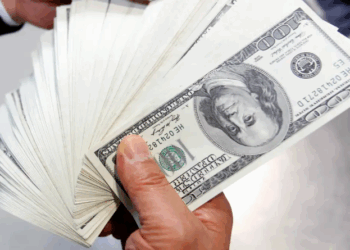 Dólar cai para R$ 5,70 com dados fracos dos EUA e ata do Copom