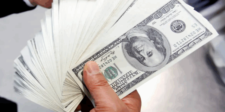 Dólar cai para R$ 5,70 com dados fracos dos EUA e ata do Copom