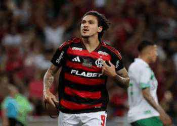 Flamengo goleia no Maracanã para liderar o Campeonato Brasileiro