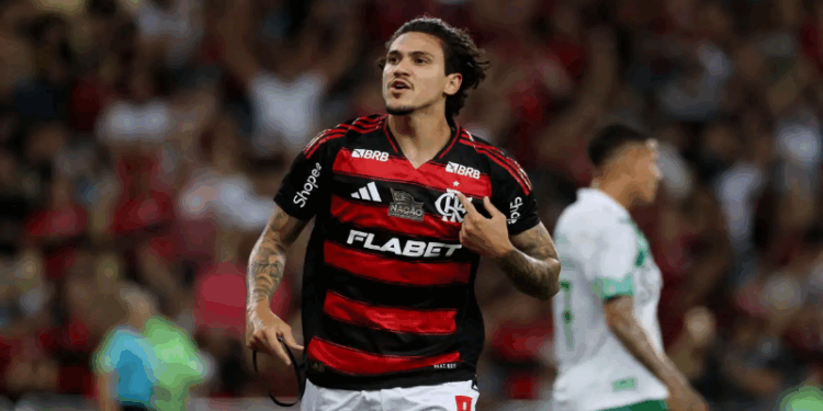 Flamengo goleia no Maracanã para liderar o Campeonato Brasileiro