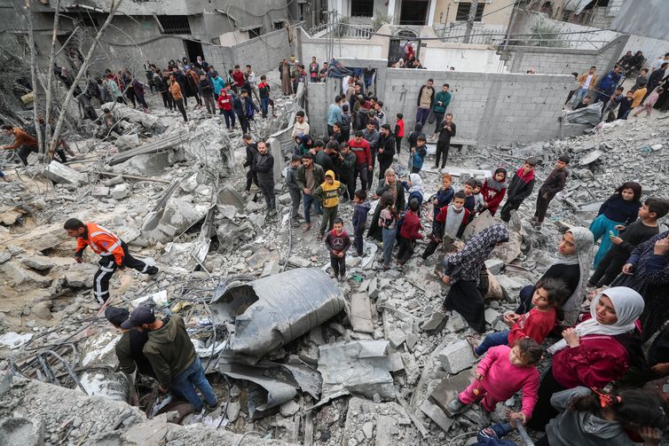 Local de ataque israelense em Jabalia, norte de Gaza
13/4/2025 
REUTERS/Mahmoud Issa