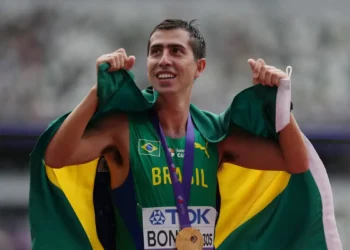 Caio Bonfim é campeão mundial dos 20 km da marcha atlética em Tóquio