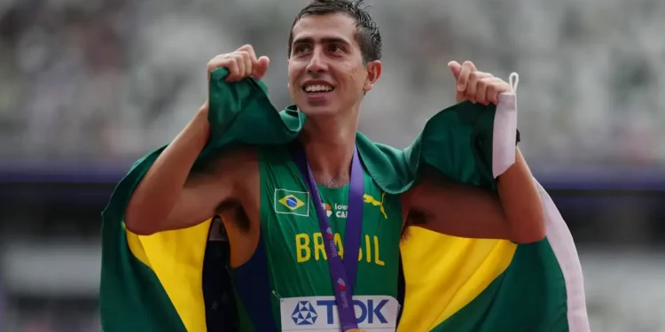 Caio Bonfim é campeão mundial dos 20 km da marcha atlética em Tóquio