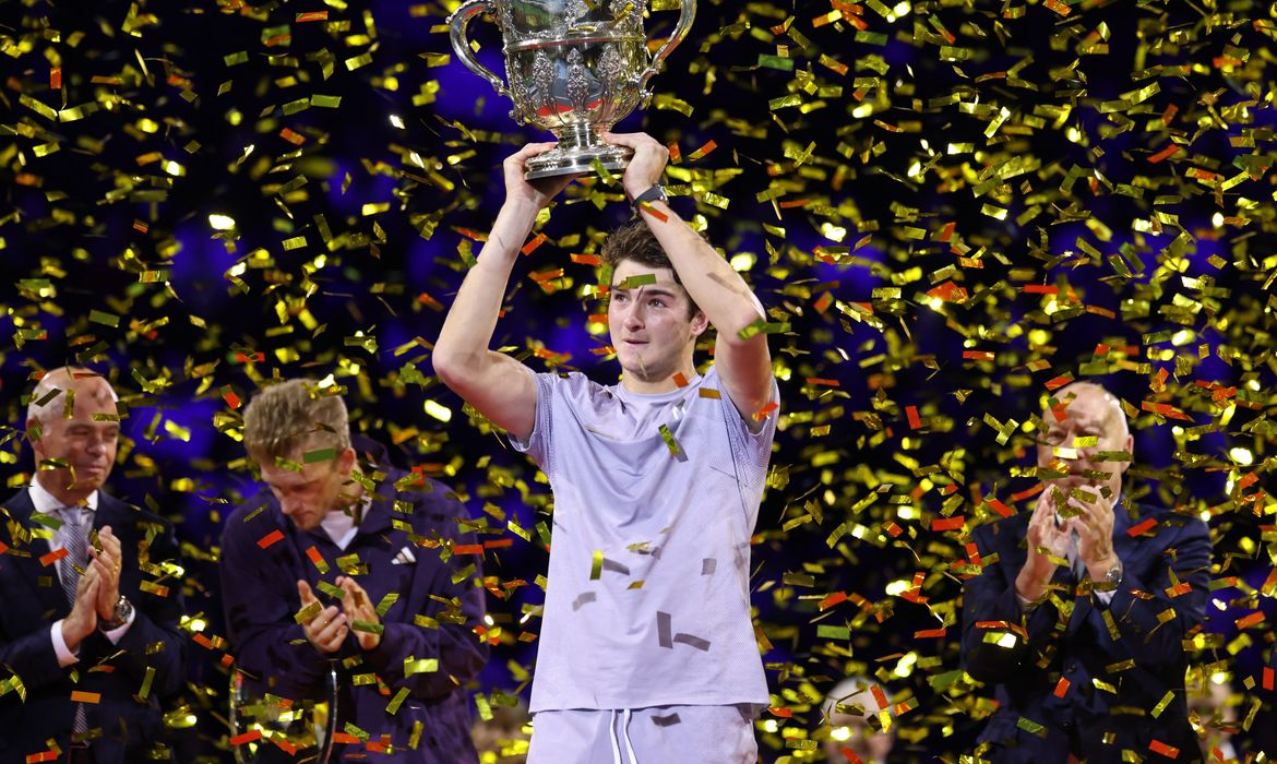Tennis - ATP 500 - Swiss Indoors Basel - St. Jakobshalle, Basel, Switzerland - October 26, 2025 Brazil's Joao Fonseca celebrates with the trophy after winning his final against Spain's Alejandro Davidovich Fokina REUTERS/Pierre Albouy
