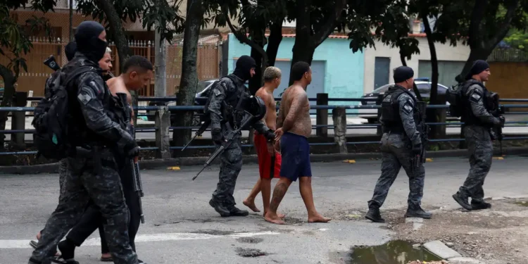 Operação no Rio contra facções criminosas registra 64 mortes