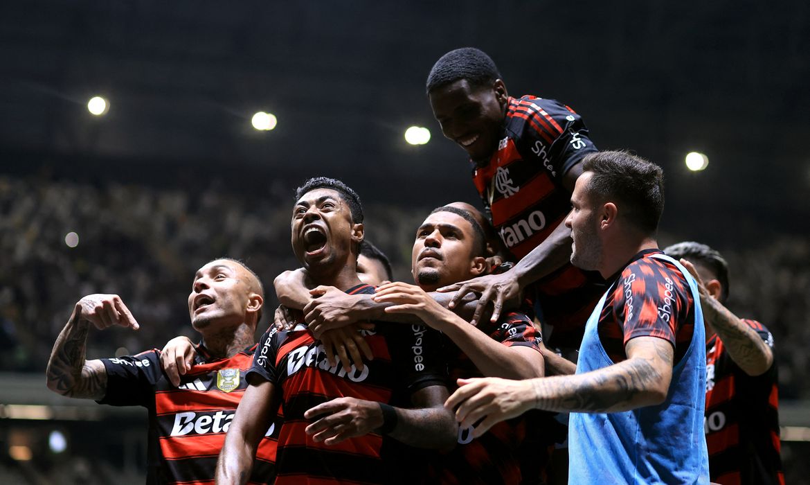 Soccer Football - Brasileiro Championship - Atletico Mineiro v Flamengo - Arena MRV, Belo Horizonte, Brazil - November 25, 2025 Flamengo's Bruno Henrique celebrates scoring their first goal with teammates REUTERS/Tiago Trindade