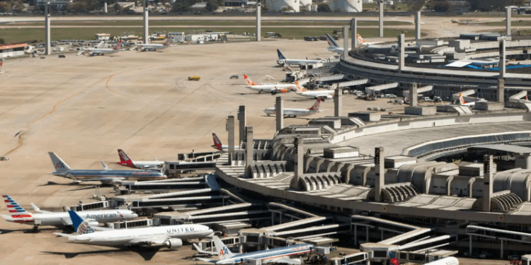 Movimento nos aeroportos brasileiros cresce 10% em 2025