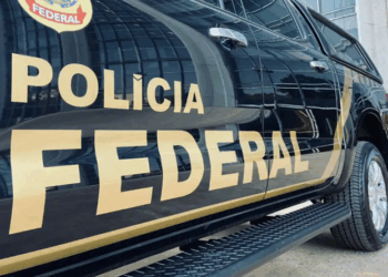 PF faz busca e apreensão de celulares na casa de Bolsonaro