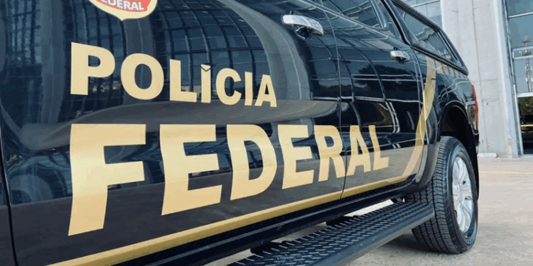 PF faz busca e apreensão de celulares na casa de Bolsonaro