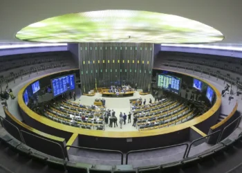 Parlamentares se dividem entre apoios e críticas à prisão de Bolsonaro