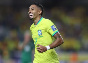 Brasileiro Raphinha é finalista do prêmio de melhor do mundo da Fifa