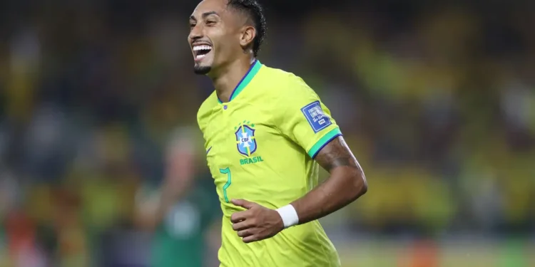 Brasileiro Raphinha é finalista do prêmio de melhor do mundo da Fifa