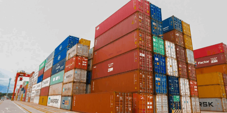 Balança comercial tem primeiro déficit mensal desde janeiro de 2022