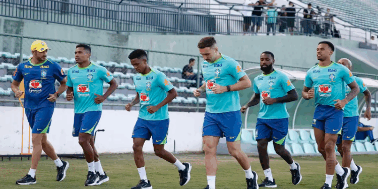 Eliminatórias: Dorival comanda primeiro treino com grupo completo
