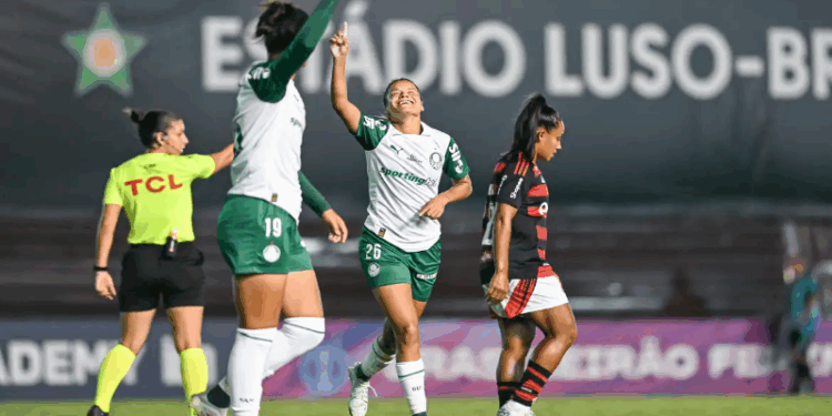 Palmeiras goleia Flamengo para liderar o Brasileirão feminino