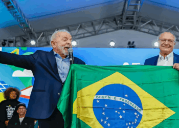 Lula chama Trump “para conversar” e reafirma que Brasil tenta negociar