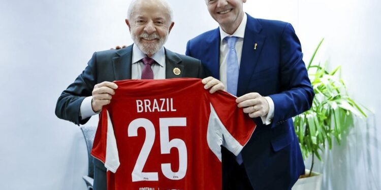 Lula convida presidente da Fifa para conhecer Universidade do Esporte