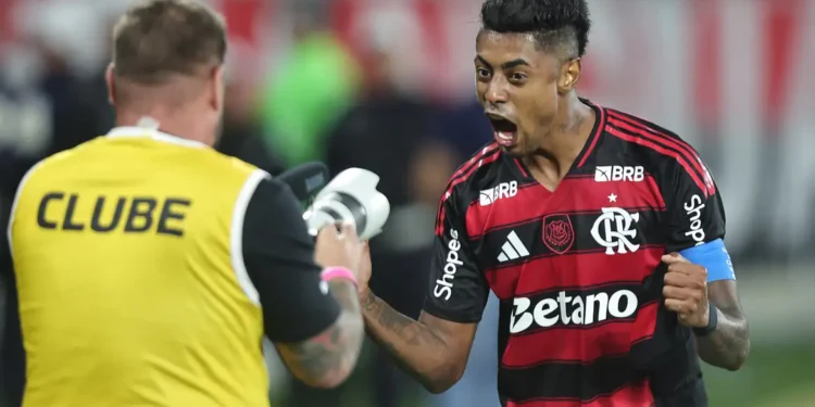 Fla vence, aproveita derrota do Palmeiras e volta a igualar rival