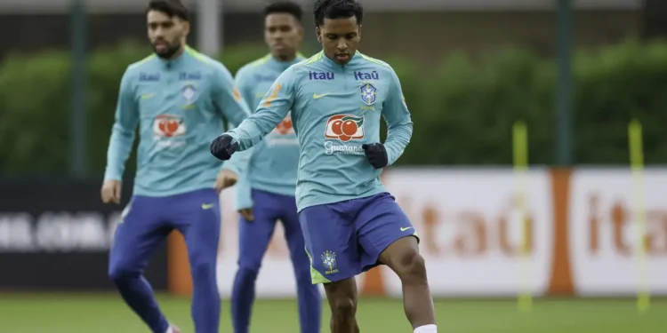 Seleção realiza primeiro treino para amistosos na Europa