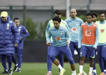 Com equipe completa, Ancelotti comanda atividade em Londres