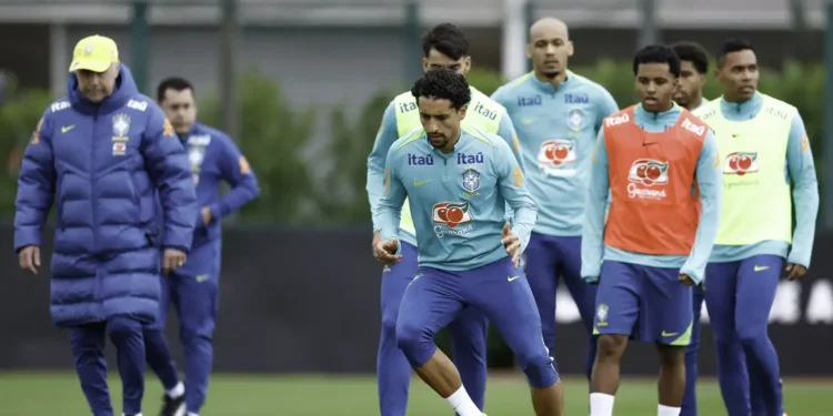 Com equipe completa, Ancelotti comanda atividade em Londres